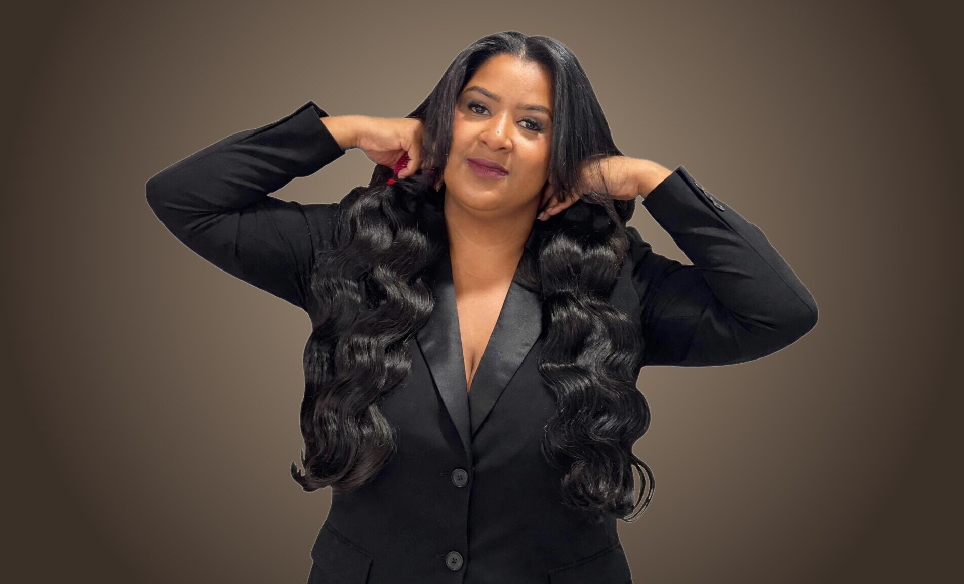 Érica, da ÉRICA HAIR STORE, usando cabelo humano ondulado longo