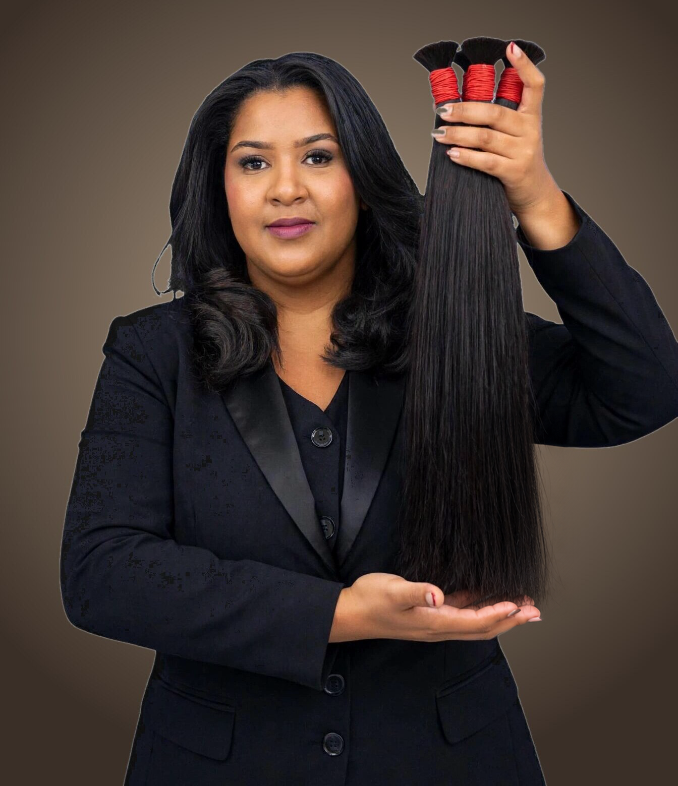 Érica, da ÉRICA HAIR STORE, segurando cabelo humano liso
