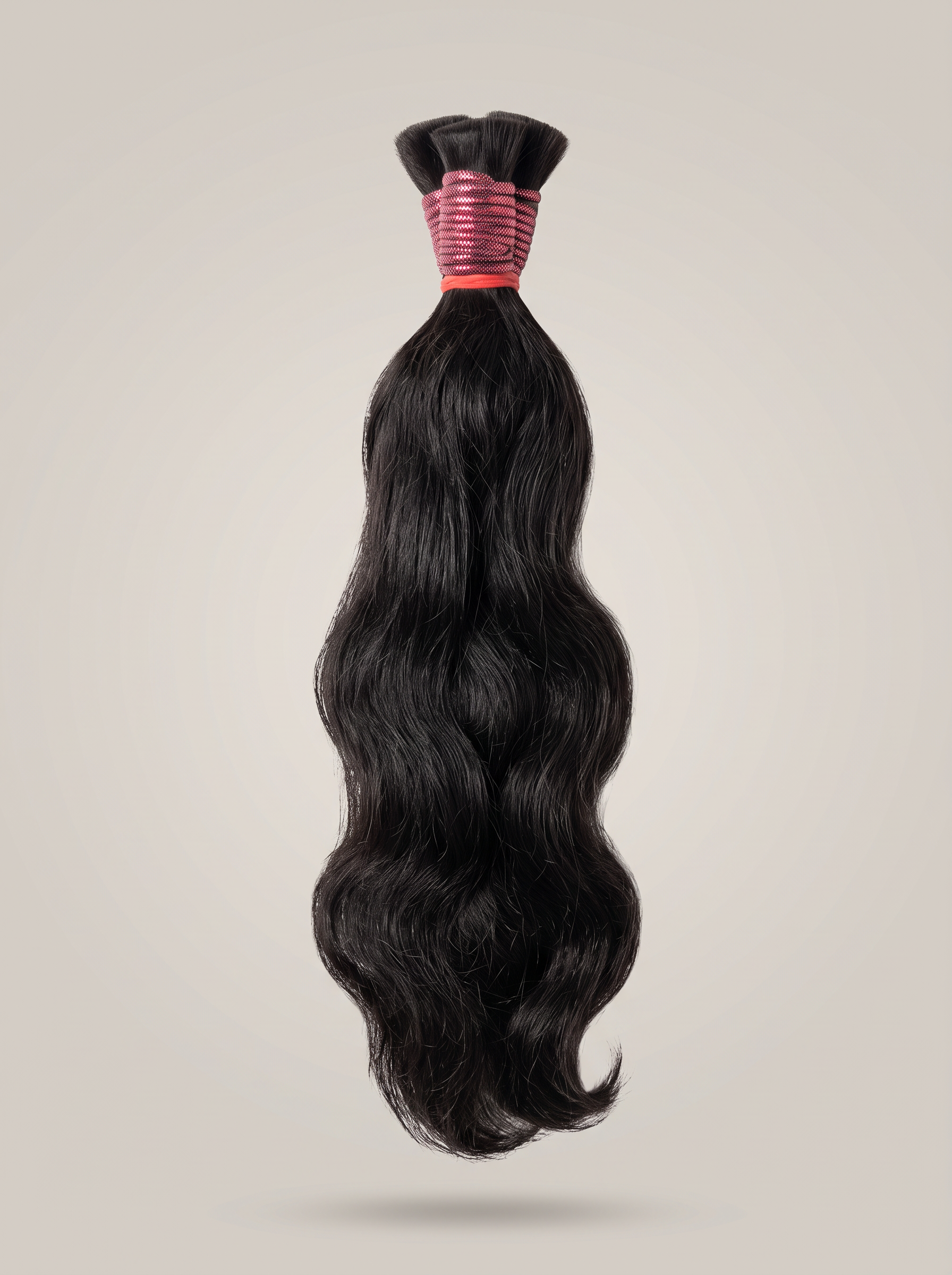 Cabelo preto longo e ondulado de 55 centímetros em fundo de estúdio